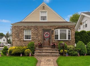 819 Covert Ave, New Hyde Park, NY 11040