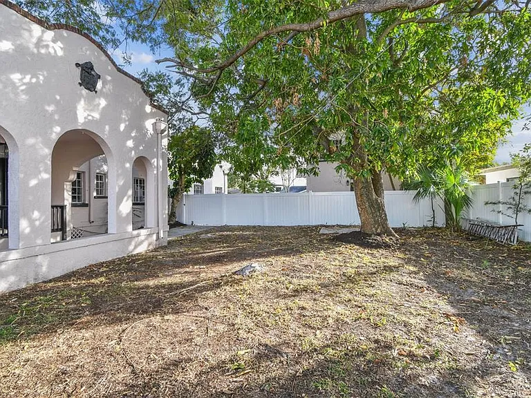2102 W La Salle St — Photo 64