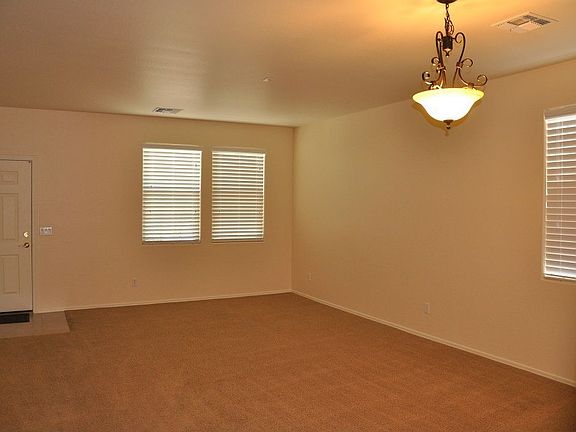 Living Room/Entry