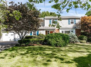 17 Chanticleer Ct, Huntington, NY 11743