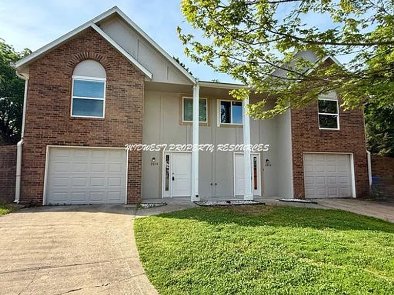 202 NW Market Pl #B — Photo 2