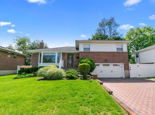 31 Roxton Rd, Plainview, NY 11803