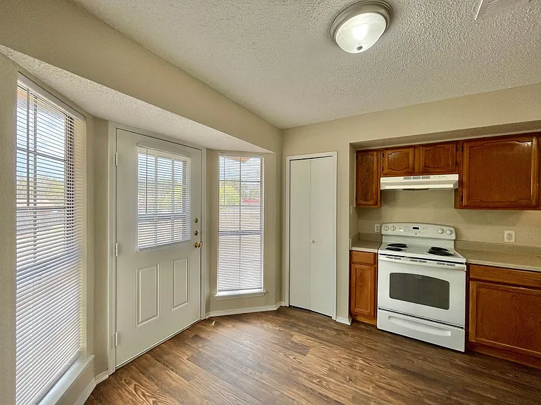 2416 Grasslands Dr — Photo 8