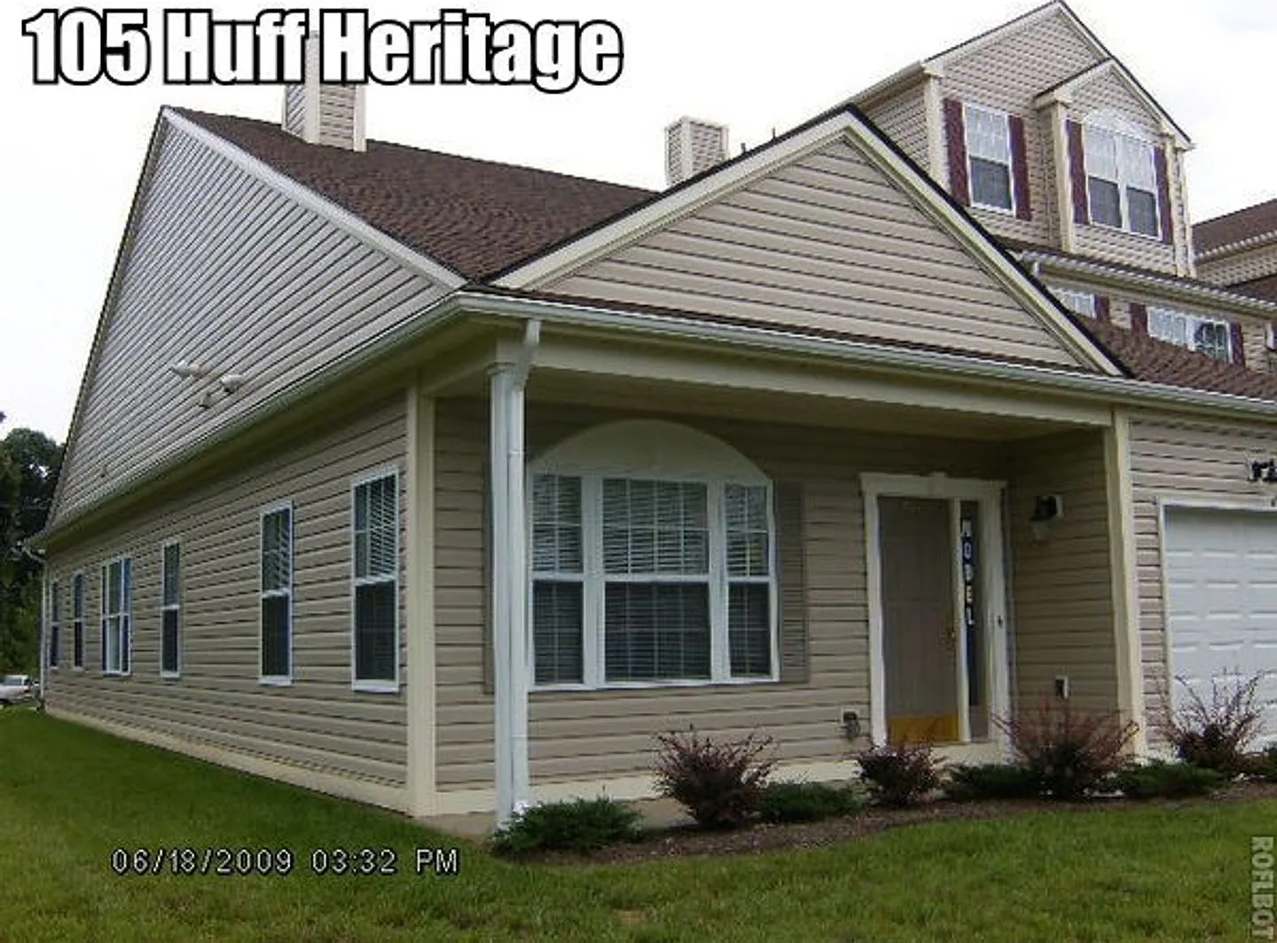 3 Bedroom, 2 Bath 1-Level Townhouse — Photo 1
