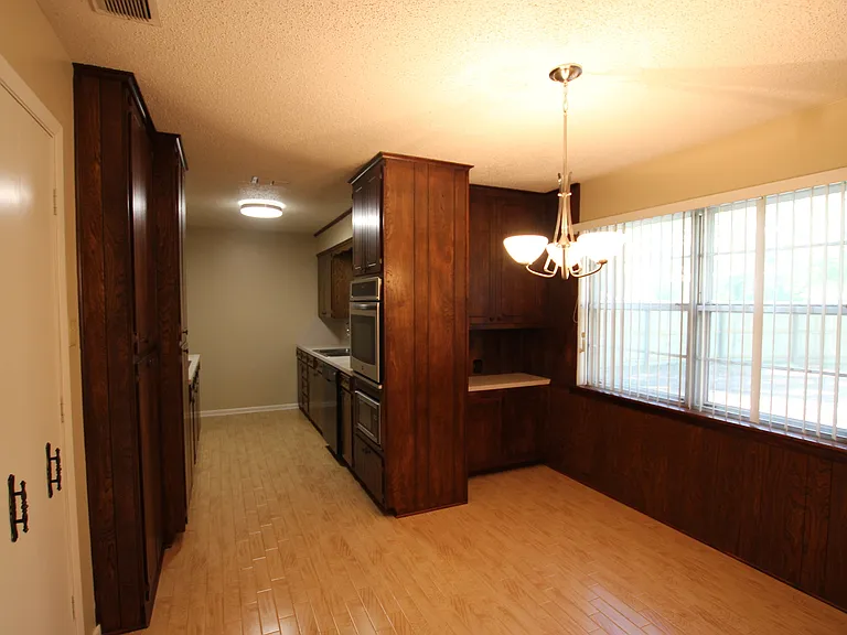 800 Rhodes Dr — Photo 10