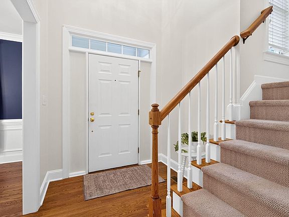 3rd image of 2909 Whitehart Ln