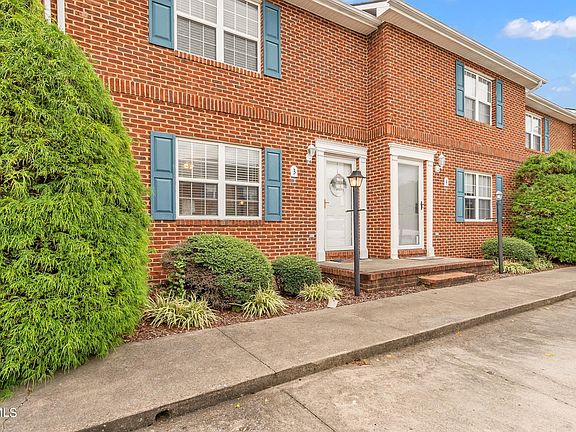 4th image of 3 Lexington Ct #9