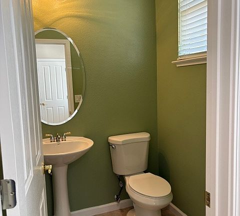Downstairs 1/2 bath