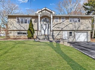 6 Pine Hill Ln, Dix Hills, NY 11746