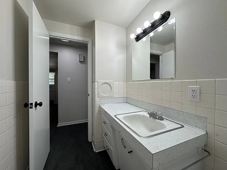 490 Saint Bernard Dr — Photo 18
