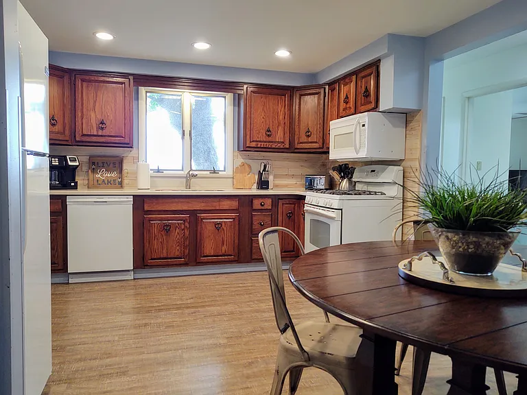 Kitchen table seats 4-6