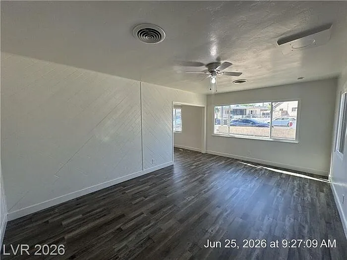 148 W Victory Rd — Photo 2
