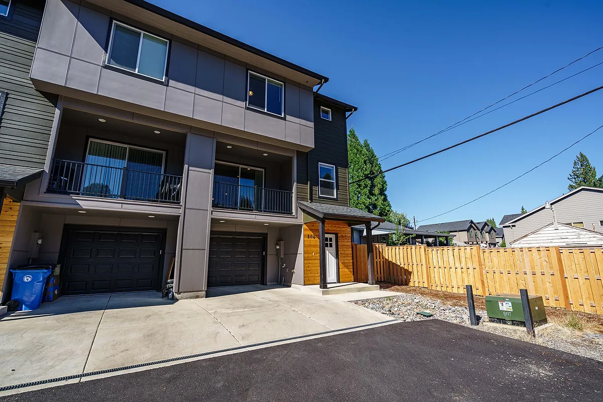 Building Photo - 806 NW 7th Ave