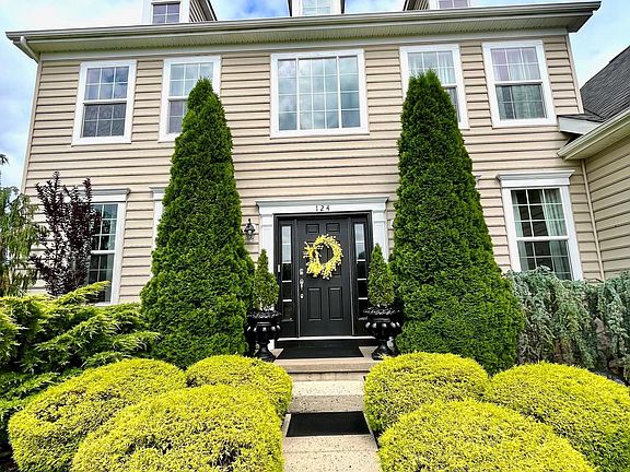 3rd image of 124 Nicholas Ct