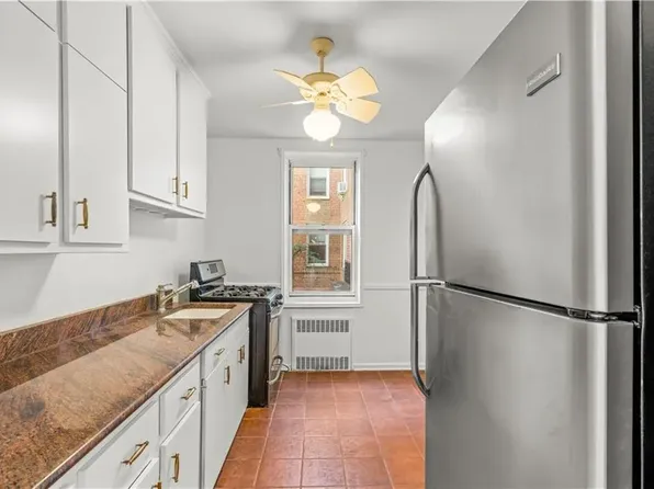 221 Mcdonald Avenue image 7 of 10