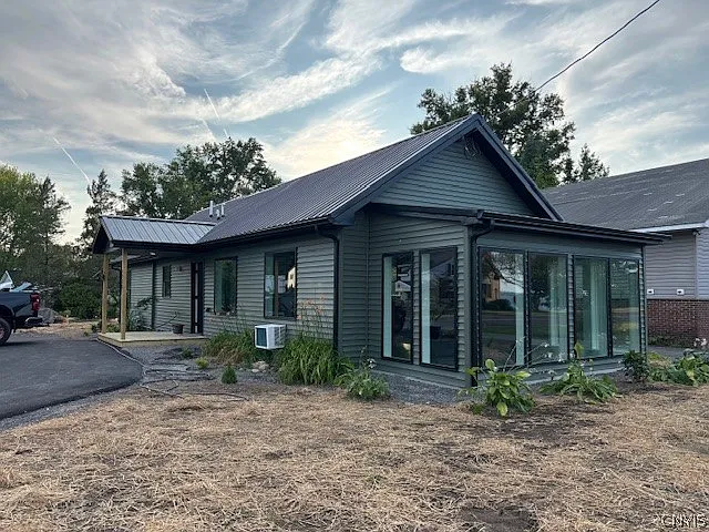 7438 Lakeshore Rd — Photo 4