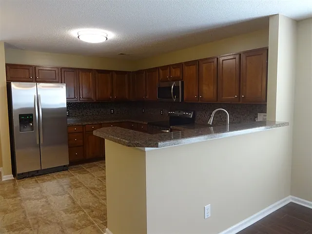 345 Briarbend Rd — Photo 5