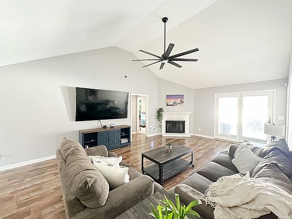 3rd image of 4241 Clover Dr
