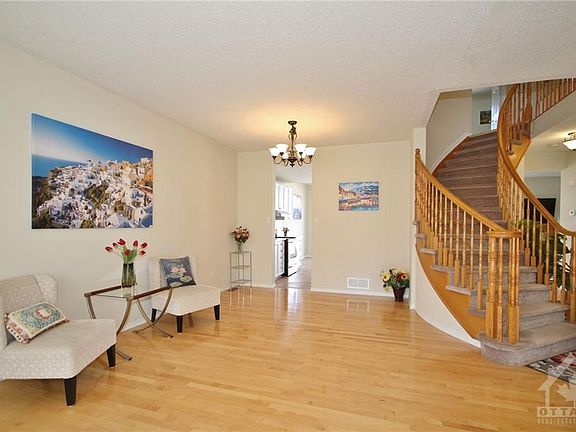 5th image of 32 Greatwood Cres