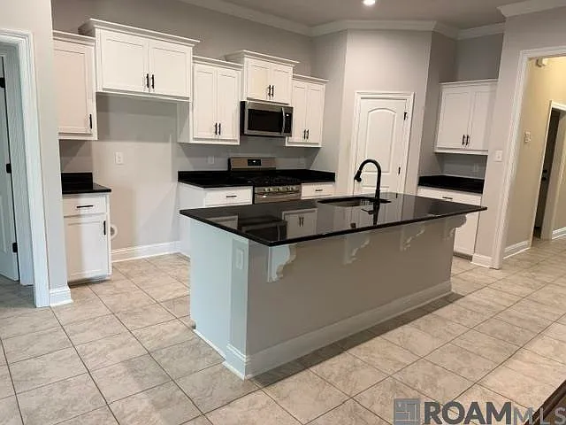 3 bed, 1848 sqft, $2,300 — Photo 3