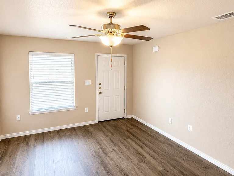 1018 Zora Dr #B — Photo 3