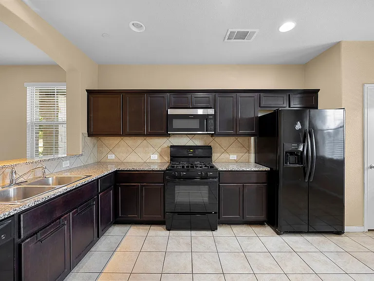 2880 Donnell Dr #101 — Photo 9