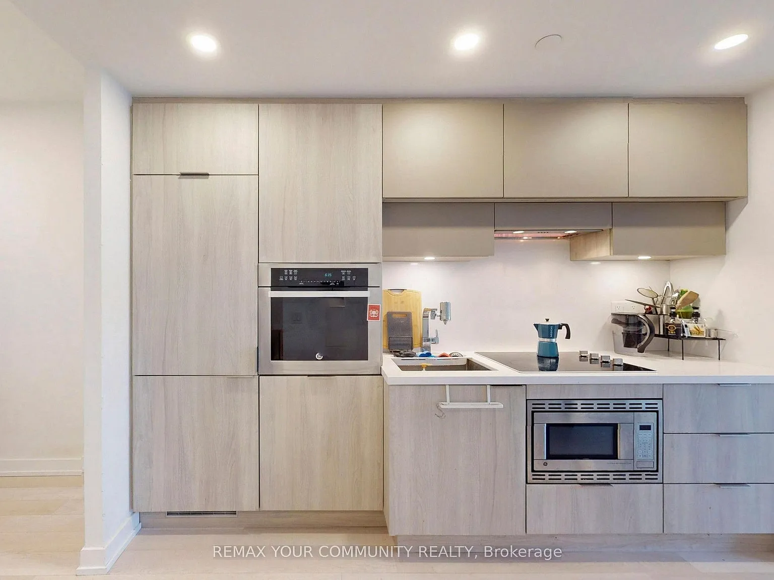 E2 Condo — Photo 2