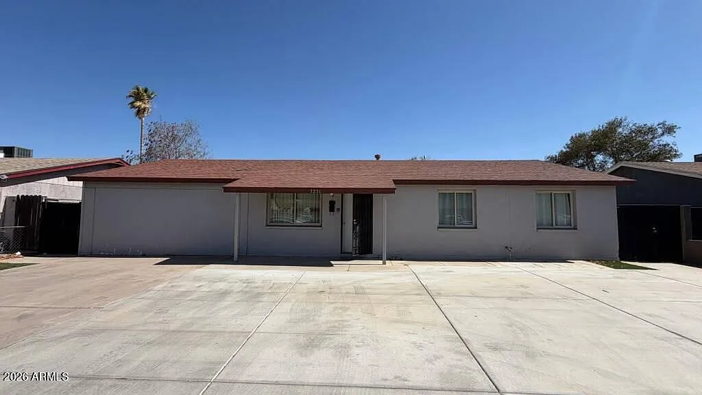 3 bed, 1.0 bath, 1726 sqft, $2,300 — Photo 1