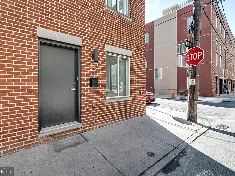 228 W George St #218 — Photo 56