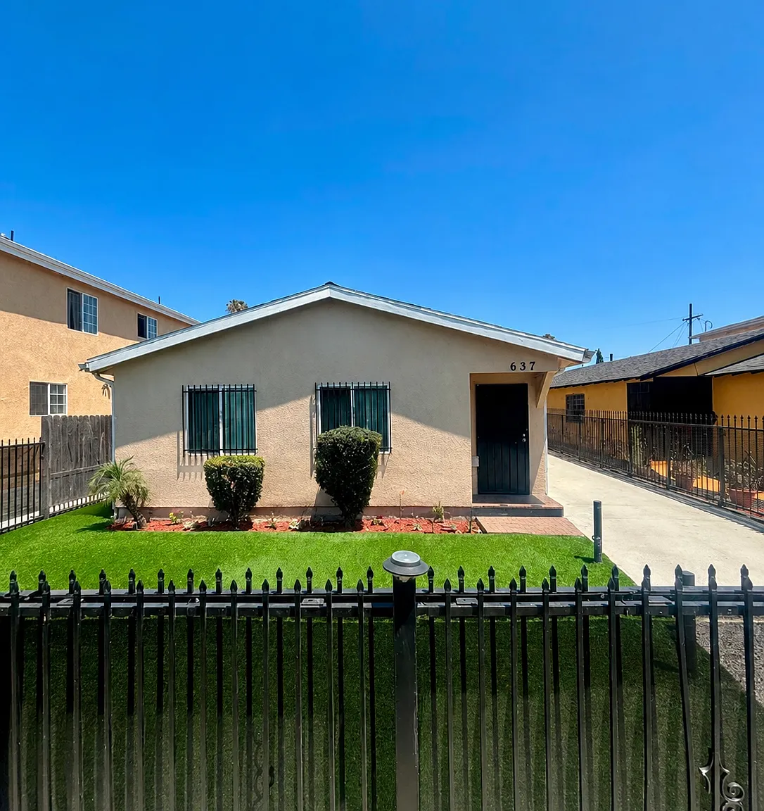3 bed, 858 sqft, $3,400 — Photo 1