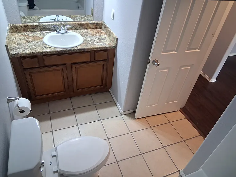 Main full bath with shower/tub