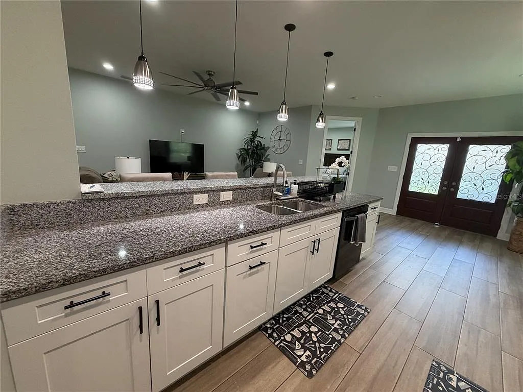 4 bed, 2.0 bath, 1907 sqft, $3,500 — Photo 3