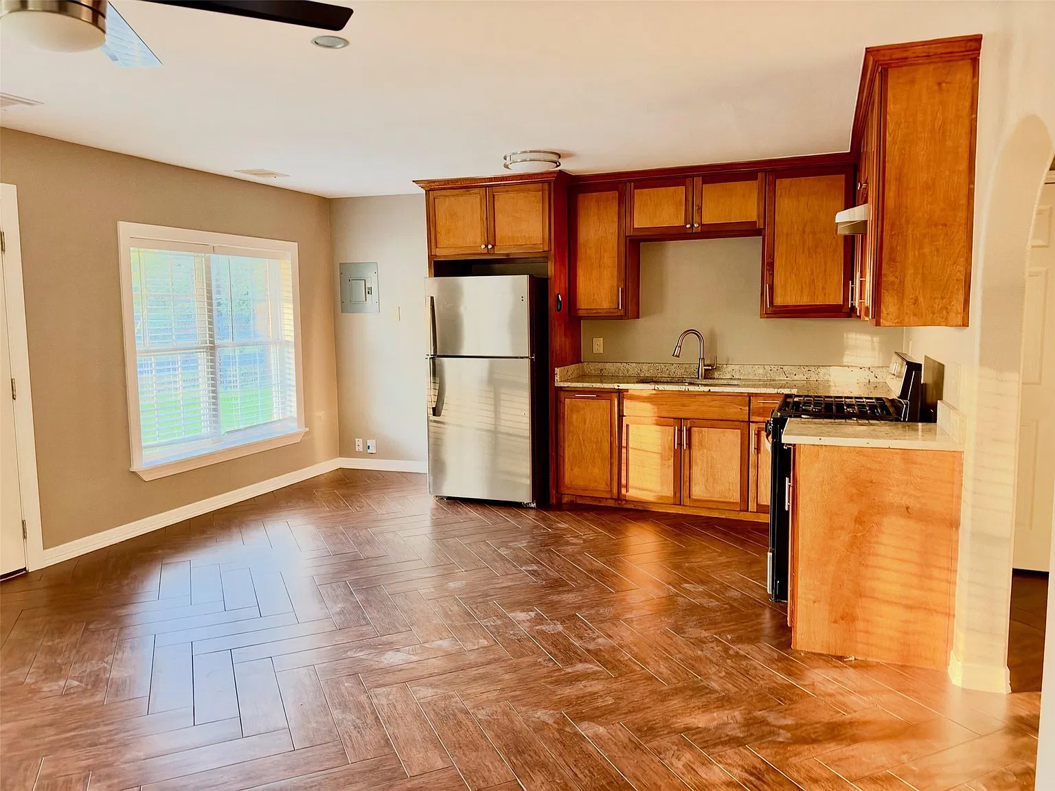 3 bed, 1.0 bath, 1140 sqft, $1,600 — Photo 3