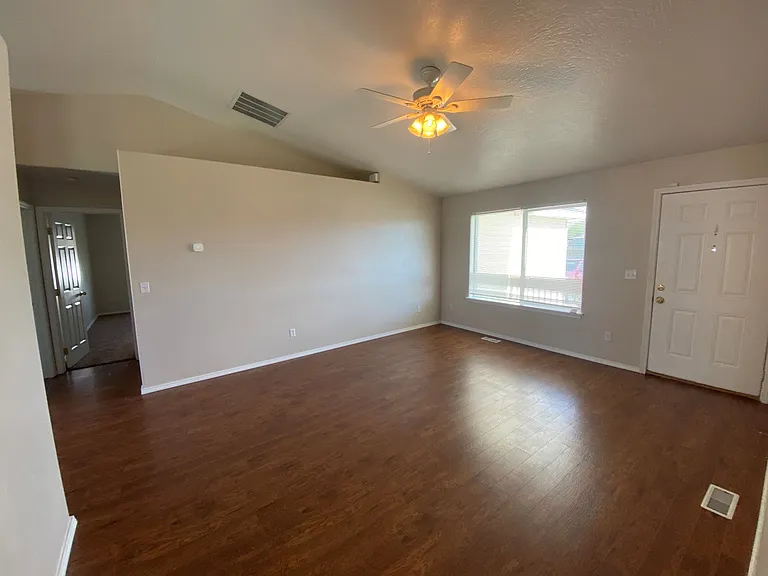 1032 NE Trailridge Ct — Photo 2