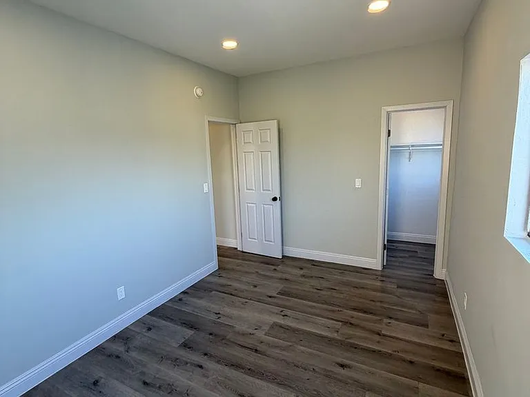 1044 W 42nd Pl — Photo 30