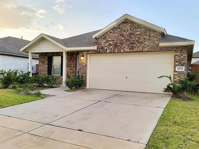 27022 Breakaway Ln — Photo 1