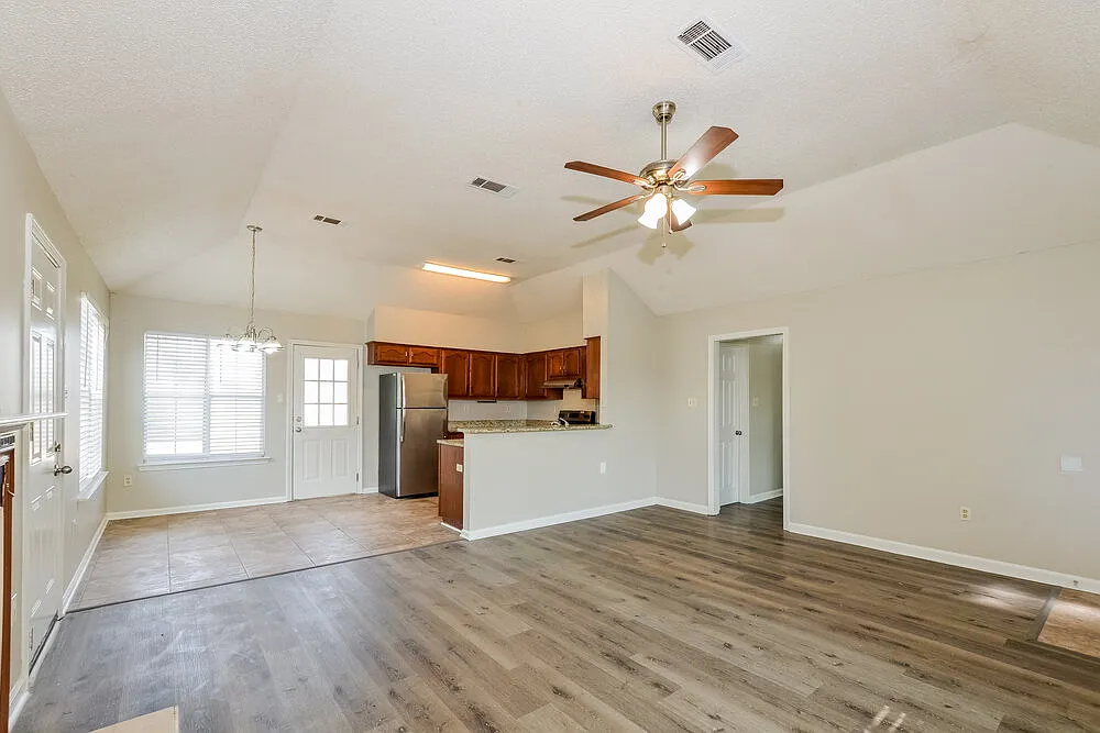 3 bed, 2.0 bath, 1261 sqft, $1,570 — Photo 4