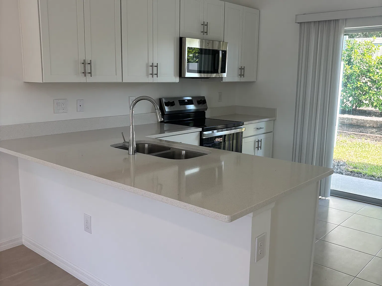 2 bed, 2.5 bath, 1222 sqft, $2,000 — Photo 3
