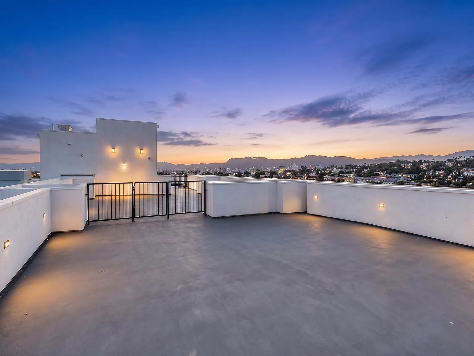 Cozy 1BR Retreat with Private Balcony & Modern Comforts — Photo 3