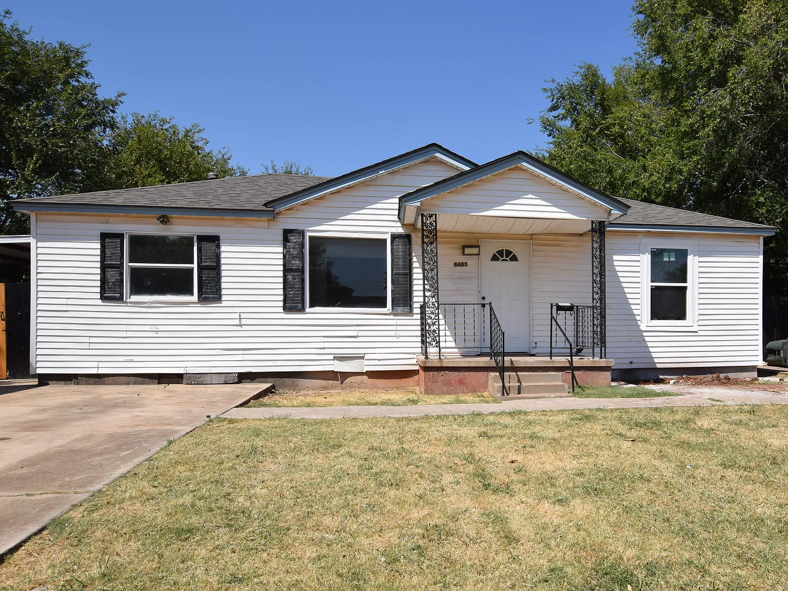 3 bed, 900 sqft, $1,200 — Photo 1