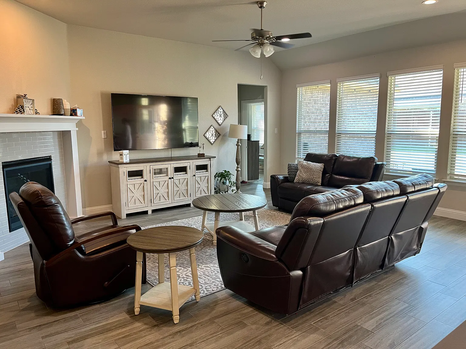 4 bed, 2253 sqft, $3,195 — Photo 4