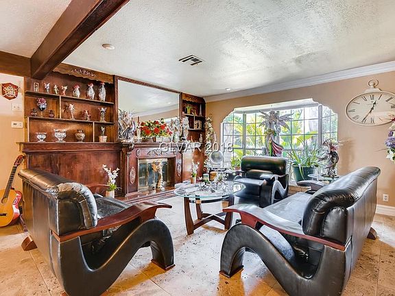 4th image of 2594 Capistrano Ave