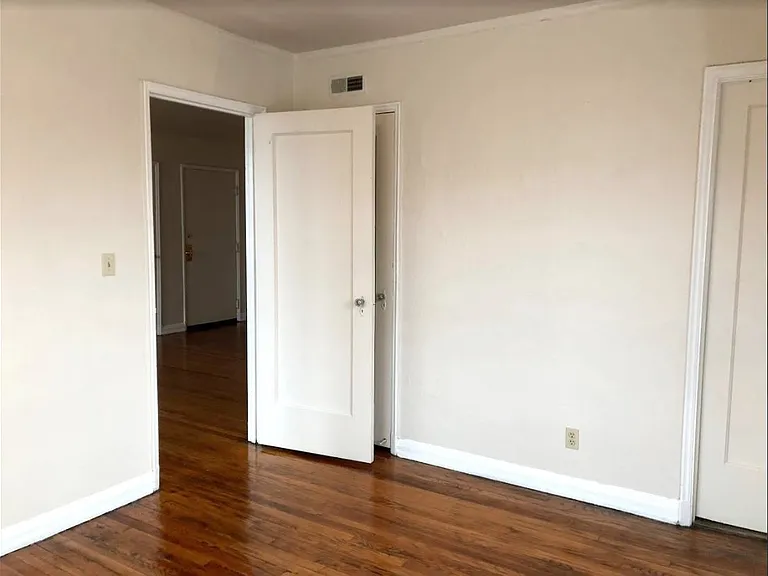 Barrington Apartments — Photo 15