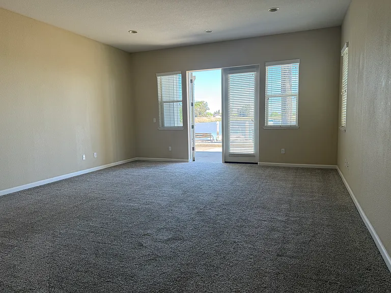 1131 Park Ln — Photo 5