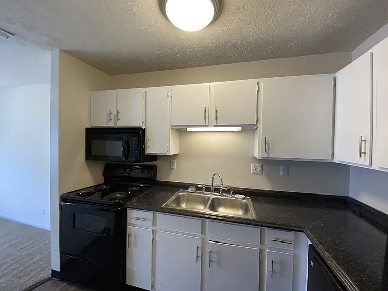 Vantage Pointe Apartments — Photo 9