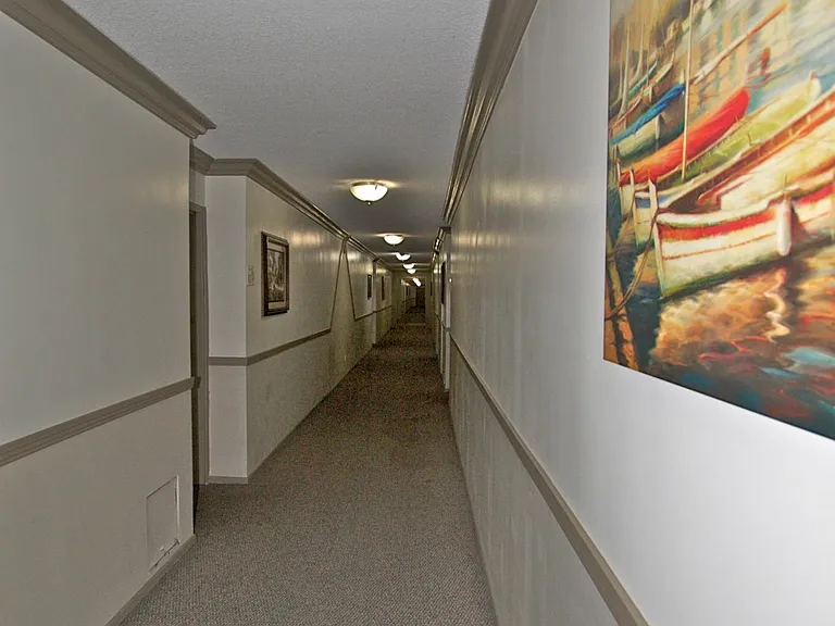 Chateau Garnet Apts. — Photo 14