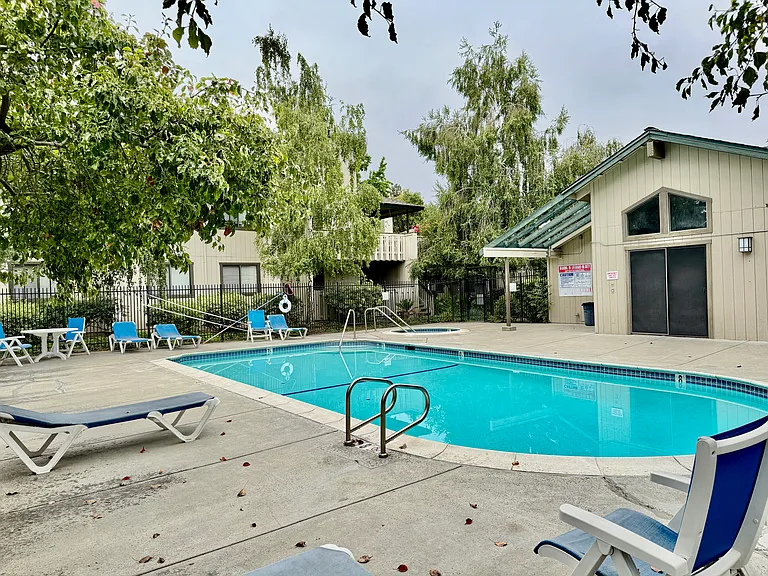 1560 Alma Ter — Photo 12