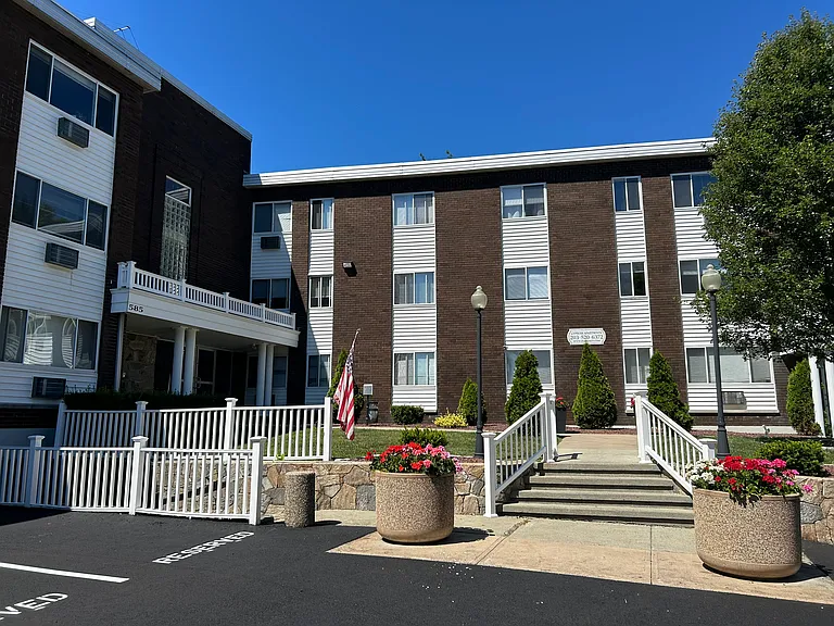 Cypress Apartments — Photo 6