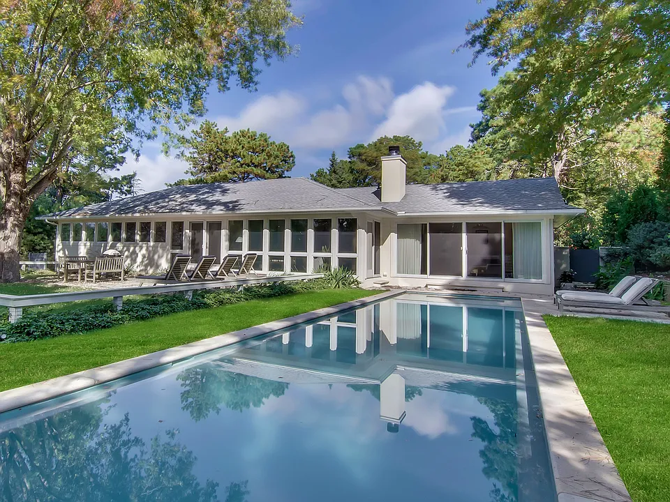 10 Cedar Dr
