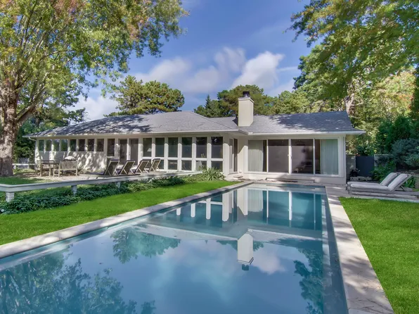 10 Cedar Dr, Southampton, NY 11968